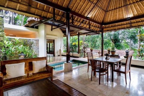 Cozy 2 BR Private Pool Villa #L122 Villa in Tampaksiring