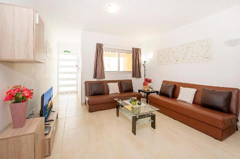 Summer Breeze 3 Bedroom Maisonette with terrace Apartment in Saint Paul's Bay
