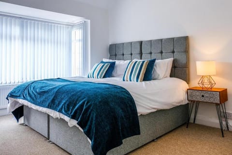 4 Bed w/Parking  10 Minutes to NEC/Airport Stays Vacation rental in Solihull