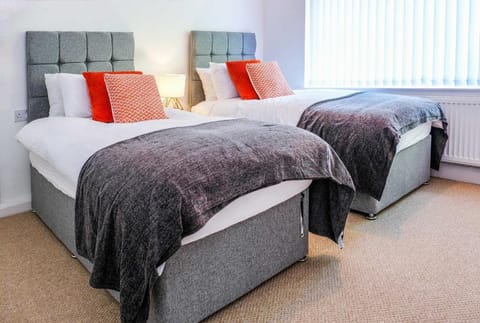 4 Bed w/Parking  10 Minutes to NEC/Airport Stays Vacation rental in Solihull