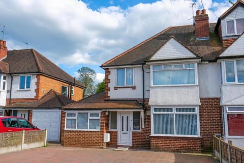4 Bed w/Parking  10 Minutes to NEC/Airport Stays Vacation rental in Solihull