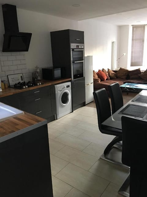 Modern 3 bedroom house for 6 with high speed WiFi Vacation rental in Liverpool