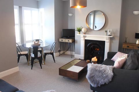 Spacious 2 Bed Maisonette - Free Street Parking Apartment in Bath