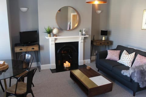 Spacious 2 Bed Maisonette - Free Street Parking Apartment in Bath