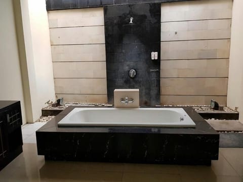 1BR Private Large Pool villa & Kitchen in Seminyak Villa in Kuta