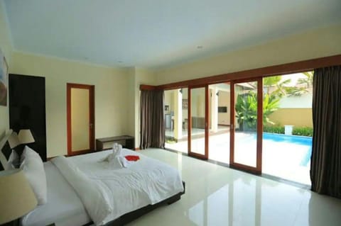 1BR Private Large Pool villa & Kitchen in Seminyak Villa in Kuta