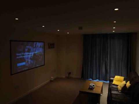 Wow Factor  2Bed 2Bath / Cinema & Super Central Apartment in Liverpool