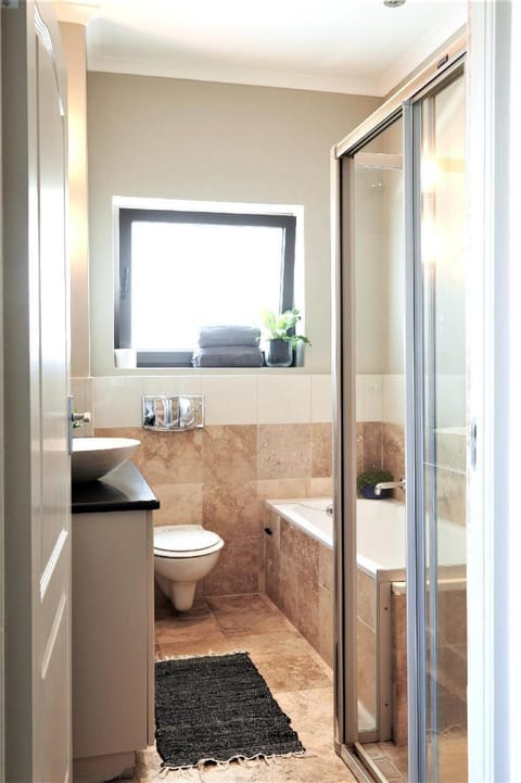 Clifton apartment with private pool deck  Apartment in Camps Bay