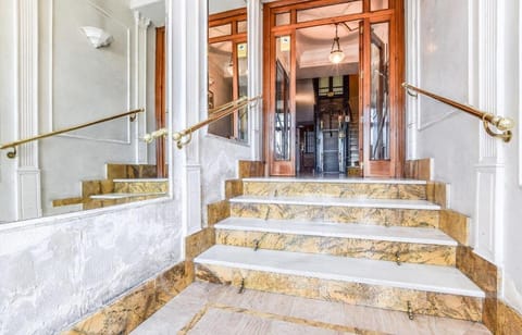 APARTMENT 8 PAX, IN FRONT OF THE ROYAL PALACE Apartment in Centro