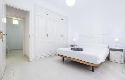 APARTMENT 8 PAX, IN FRONT OF THE ROYAL PALACE Apartment in Centro