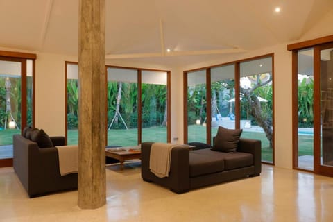 amazing villa with pool and huge lawn Villa in North Kuta