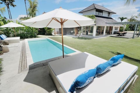 amazing villa with pool and huge lawn Villa in North Kuta