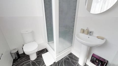 StayZo Cole Green Lane Accommodation- FREE Parking Apartment in Welwyn Garden City