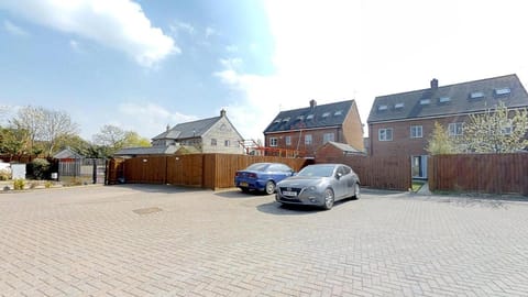 StayZo Cole Green Lane Accommodation- FREE Parking Apartment in Welwyn Garden City