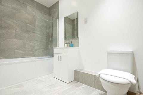 Hamilton Grace - The Quadrant Hotel in Swindon