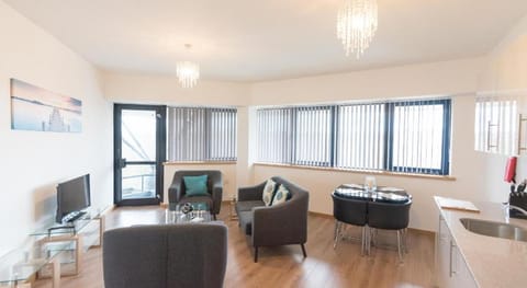 Hamilton Grace - The Quadrant Hotel in Swindon