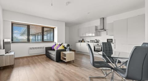 Hamilton Grace - The Quadrant Hotel in Swindon