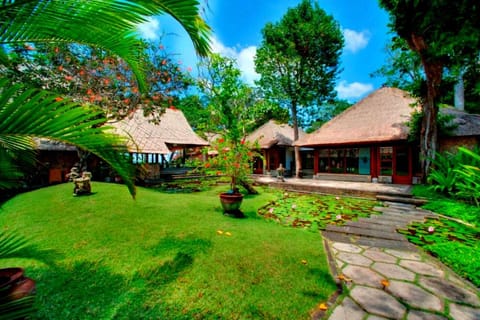 Luxury 1 BR Villa with Garden View #R19 Villa in Kuta