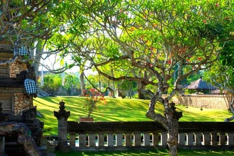 Luxury 1 BR Villa with Garden View #R19 Villa in Kuta