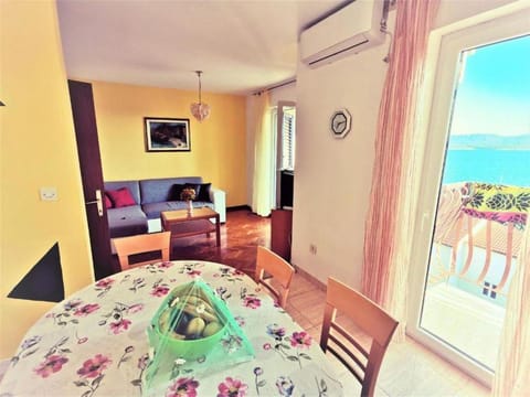 Holiday apartment with a balcony and sea view, just 300 metres from the beach Apartment in Bol