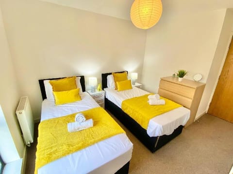 Entire house - 5-bed Townhouse Salford deep Cleaned Vacation rental in Salford
