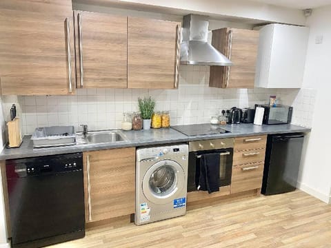 Entire house - 5-bed Townhouse Salford deep Cleaned Vacation rental in Salford