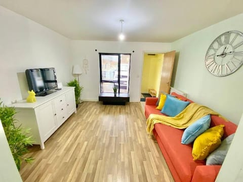 Entire house - 5-bed Townhouse Salford deep Cleaned Vacation rental in Salford