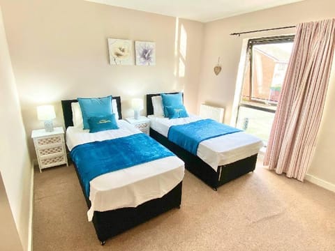 Entire house - 5-bed Townhouse Salford deep Cleaned Vacation rental in Salford