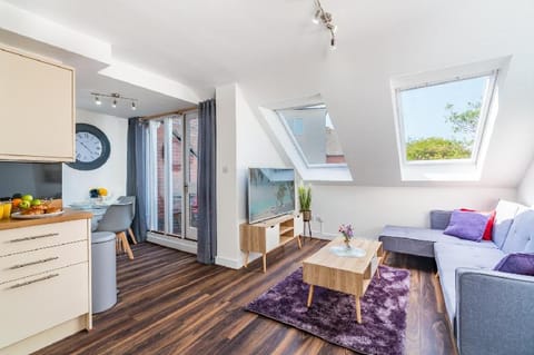 Beautiful Flat,Town Center, 55" Smart TV + Netflix Apartment in Andover