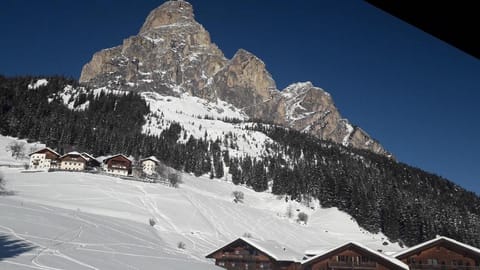Una vacanza nel cuore delle Dolomiti. Apartment in Corvara