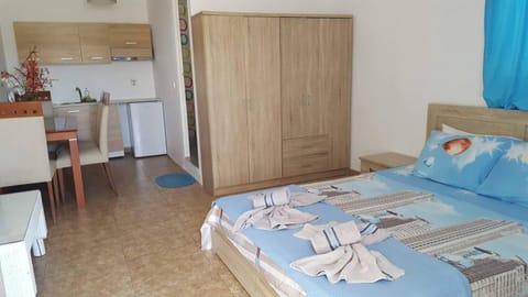 Pleasure Studios 2 Double Beds Santorini Perissa Apartment in Perissa