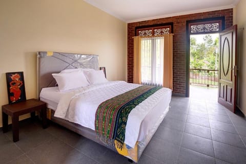 Deluxe Hill View Room at Pitanatri Guest House Apartment in Marga