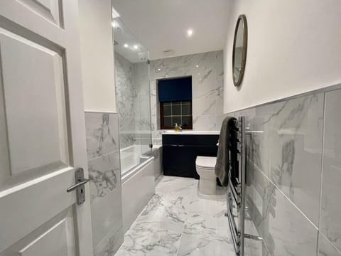 Stunning Lochside Lodge at the Foot of The Cobbler Vacation rental in Scotland