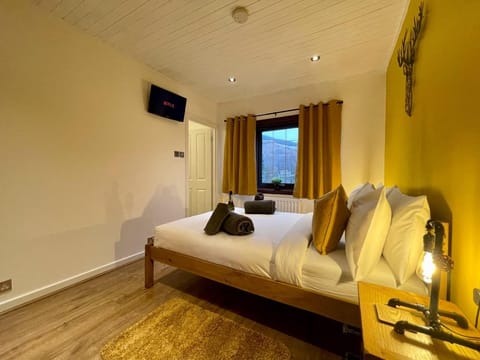 Stunning Lochside Lodge at the Foot of The Cobbler Vacation rental in Scotland