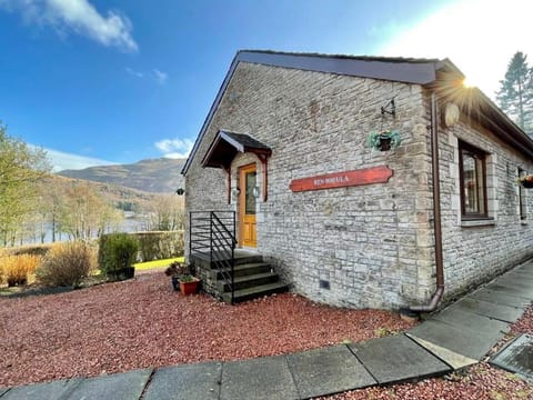 Stunning Lochside Lodge at the Foot of The Cobbler Vacation rental in Scotland