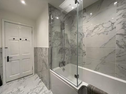 Stunning Lochside Lodge at the Foot of The Cobbler Vacation rental in Scotland