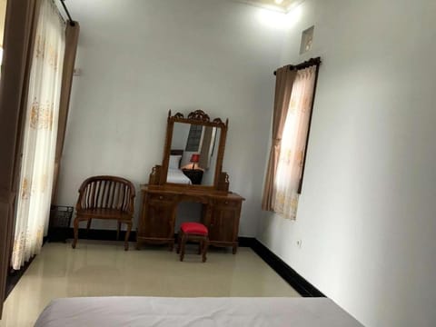 Twin Bedroom room only at Ratna House Ubud Vacation rental in Ubud