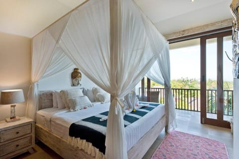 Romantic Poolside Town House, Tabanan Village ❤️ Apartment in East Selemadeg