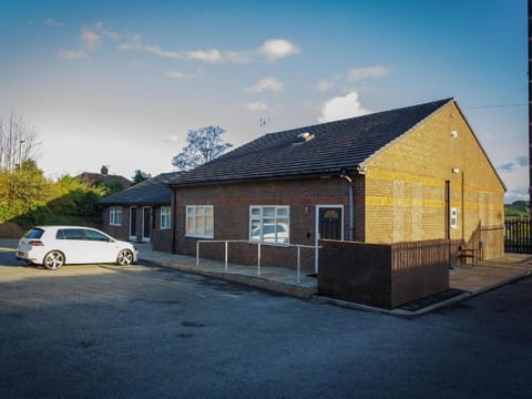 Live in Leeds Greenhill Bungalows Apartment in Leeds