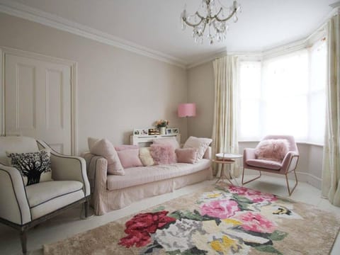 Situated moments from High Street & Theatre Royal Vacation rental in Winchester