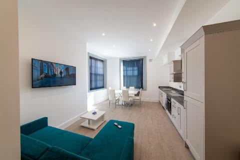 Queen Avenue Signature 1 Bedroom Suite w Parking Apartment in Liverpool