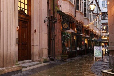 Queen Avenue Signature 1 Bedroom Suite w Parking Apartment in Liverpool