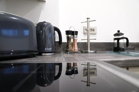 Queen Avenue Signature 1 Bedroom Suite w Parking Apartment in Liverpool