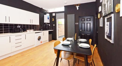 Townhouse PLUS @ 301 West Street Crewe Bed and Breakfast in Crewe