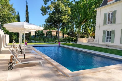 LES FRENES EN PROVENCE-CHÂTEAU ZEN Bed and Breakfast in Avignon