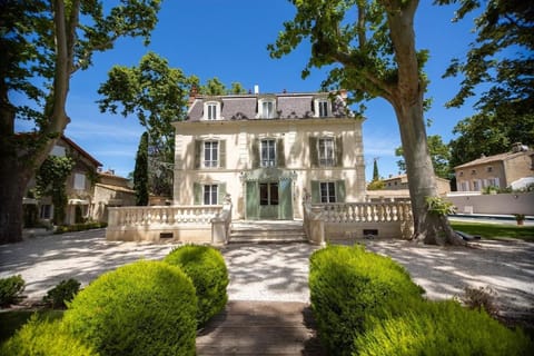 LES FRENES EN PROVENCE-CHÂTEAU ZEN Bed and Breakfast in Avignon