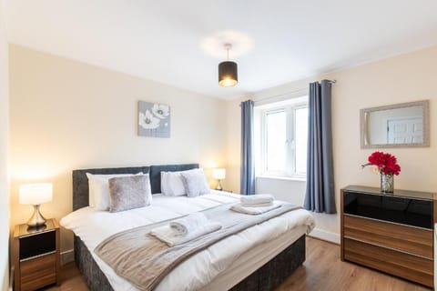 Velvet 1-bedroom apartment with Balcony, Hoddesdon Apartment in East Hertfordshire District