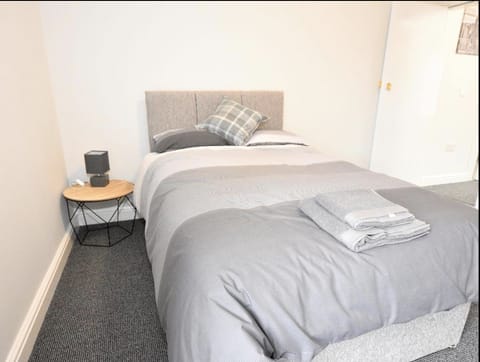 Townhouse @ 50 Birks Street Stoke Bed and Breakfast in Stoke-on-Trent