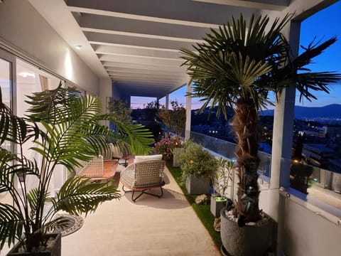 Penthouse Suite with Private Infinity Jacuzzi Apartment in Chalandri