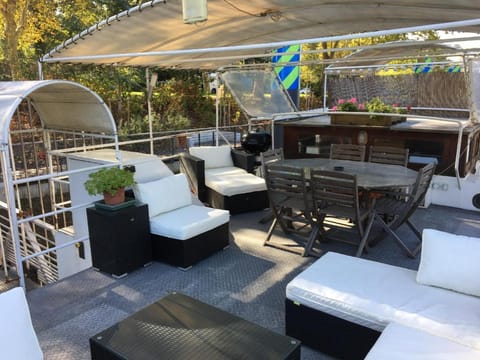 Boat For Guest Docked boat in Issy-les-Moulineaux